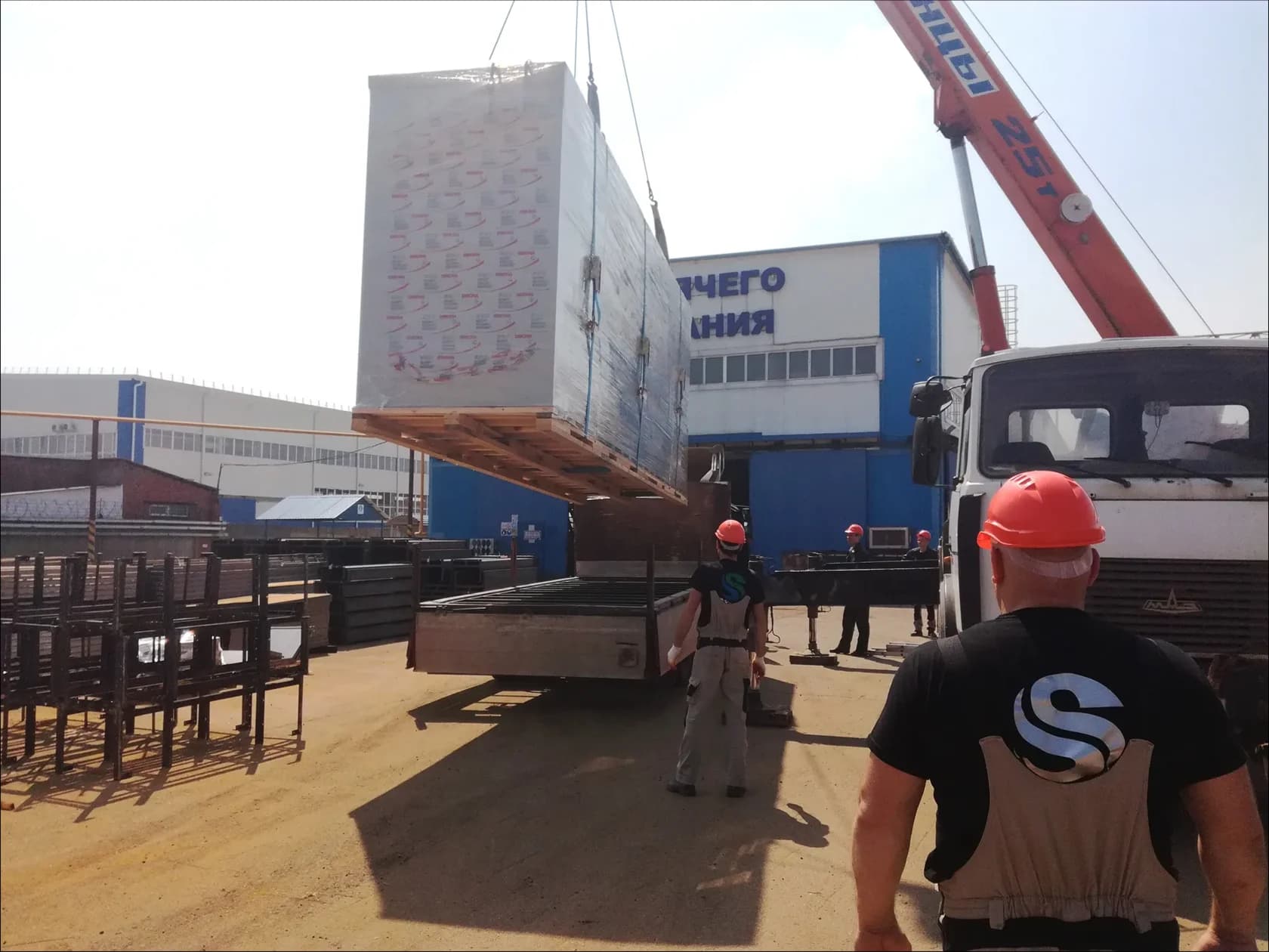 Разгрузка оборудования краном на производственной площадке заказчика